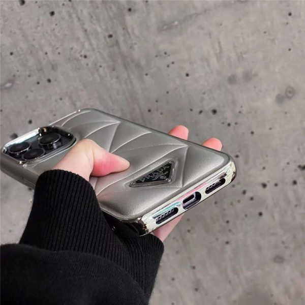 プラダ アイフォン ケース 16 Prada iphone16pro パープル に 合う ケース ブランドコピー iphone15pro/13promax ケース モテ る メンズ iphone ケース お 揃い シンプル - 画像 (5)