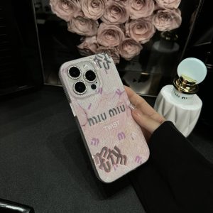 「カメラ保護リング付き」miumiu iphone16/15pro max ケース ミュウミュウ スマホケース iphone14/14プロ iphone13/12 ケース ブランド レディース iphone11 ケース ピンク iphoneケース ブランド風 パロディ