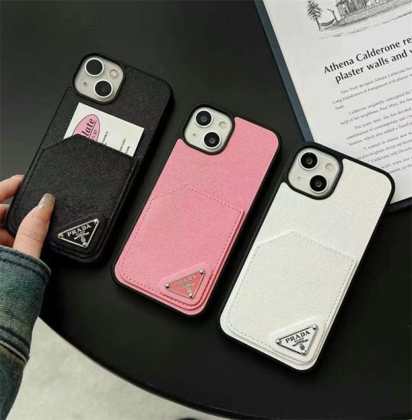 プラダ アイ フォン 16/16プロ ケース 背面収納 prada スマホケース コピー iphone15/14ケース ハイブランド iphoneケース カード収納 おしゃれ iphone13/12/11 ケース メンズ 人気