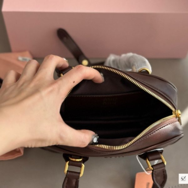 ミュウ ミュウ アルカディ miumiu ミニ バッグ レディース 2way トート バッグ 人気 ブランド 30 代 バッグ ブランド お 手頃 40 代 ショルダー バッグ 斜 めがけ ハイ ブランド - 画像 (8)