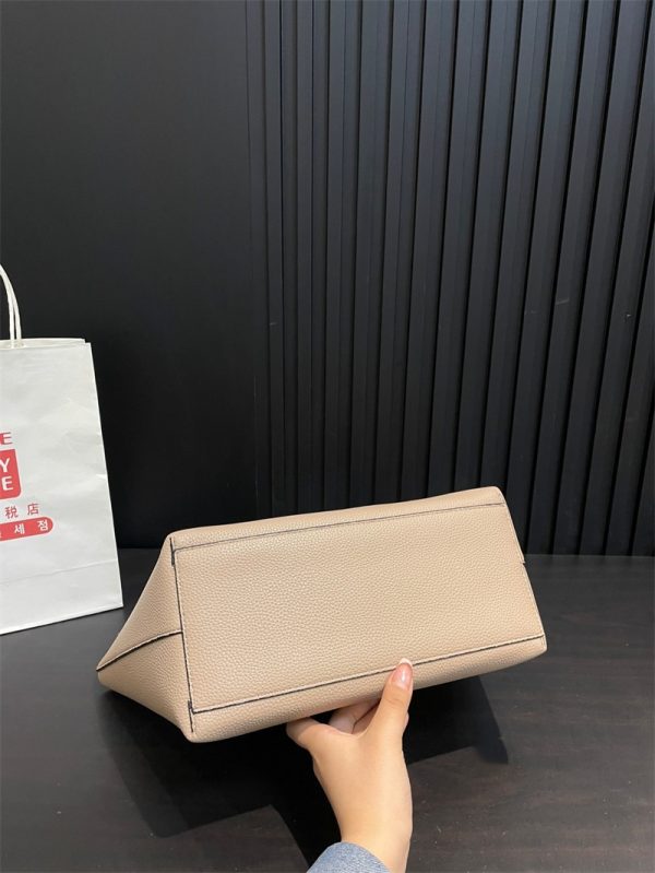 ロエベ LOEWE ANAGRAM TOTE BAG アナグラム トートバッグ スモールラゲージ ハンドバッグ 通勤 バッグ レディース 30 代 40代 入学式 卒業式 カバン マザーズ バッグ ハイ ブランド 就職 - 画像 (16)