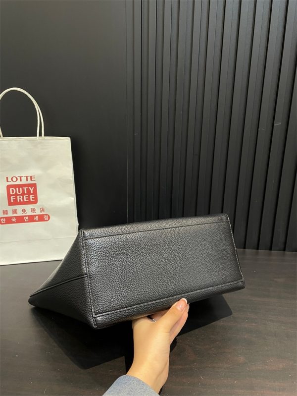 ロエベ LOEWE ANAGRAM TOTE BAG アナグラム トートバッグ スモールラゲージ ハンドバッグ 通勤 バッグ レディース 30 代 40代 入学式 卒業式 カバン マザーズ バッグ ハイ ブランド 就職 - 画像 (13)
