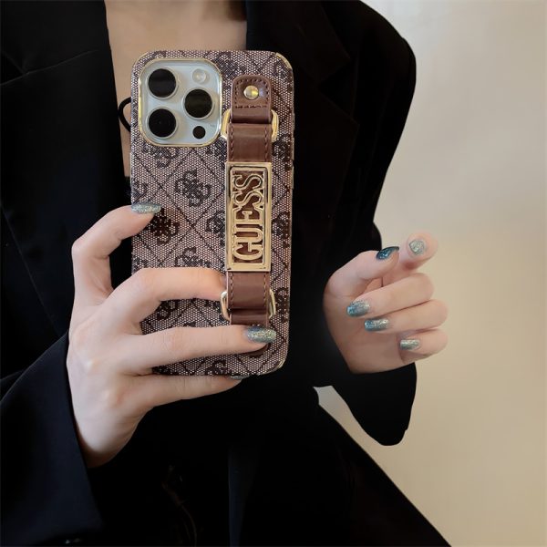 iphone17/17pro/17promax ケース 衝撃 に 強い ブランド guess スマホカバー グリップ 付き iphone16/16pro/15 ケース スマホケース バンド 付き 使い勝手 iphone14/13 ケース お揃い ブランド - 画像 (5)