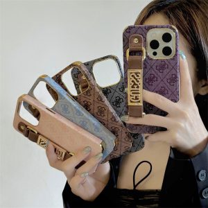 iphone17/17pro/17promax ケース 衝撃 に 強い ブランド guess スマホカバー グリップ 付き iphone16/16pro/15 ケース スマホケース バンド 付き 使い勝手 iphone14/13 ケース お揃い ブランド