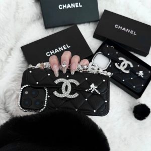 chanel iphone17 ケース iphone17pro/17promax ケース キラキラ ストーン スマホケース キラキラ ブランド ストラップ 付き iphone16/16pro ケース ブランド iphone15/14/13 ケース ポケット 付き